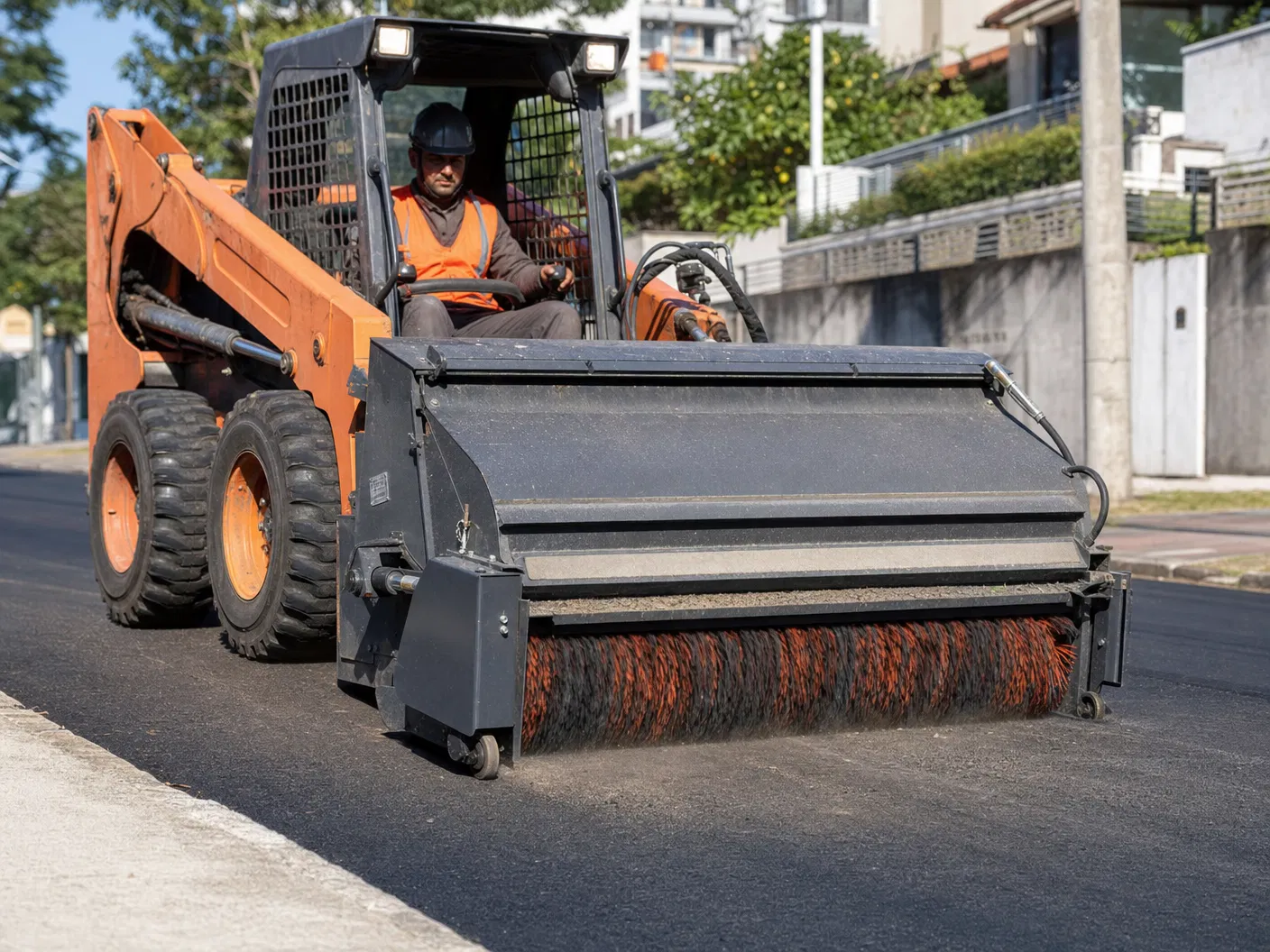 Vassoura recolhedora Bobcat para limpeza pós-obra residencial