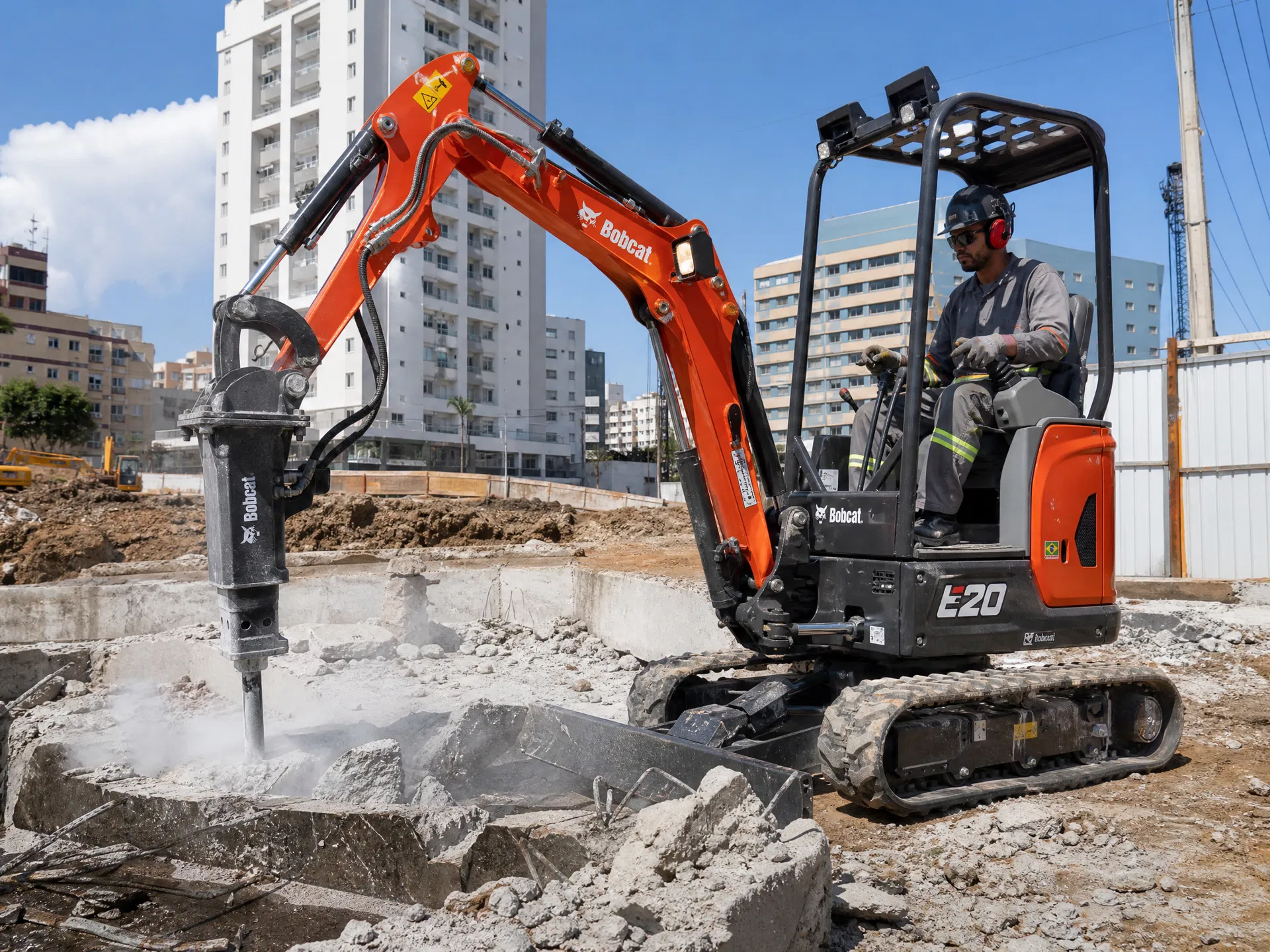 Mini escavadeira Bobcat E20 com rompedor para demolição urbana