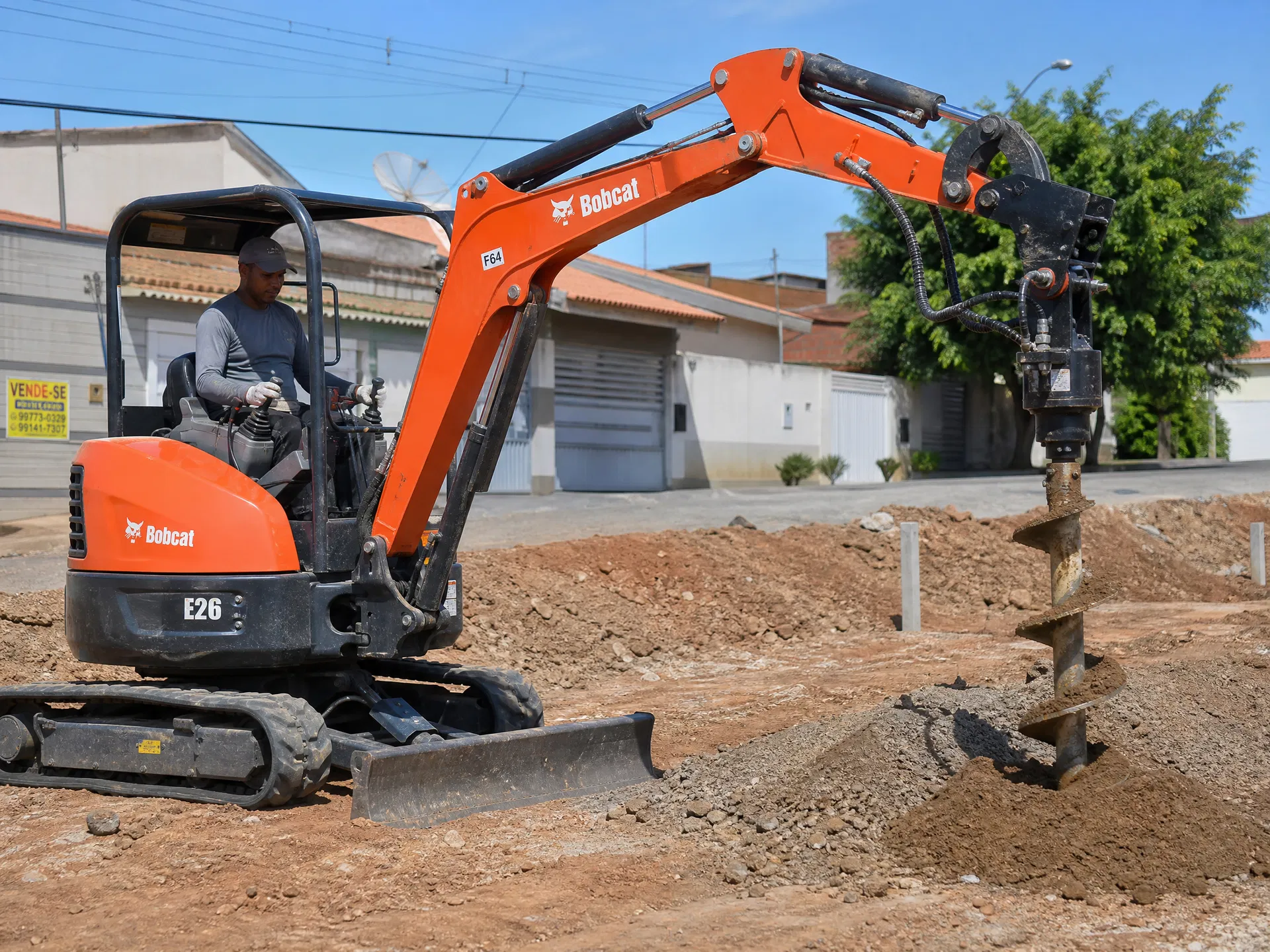 Escavação para muro de arrimo e fundação residencial com Bobcat