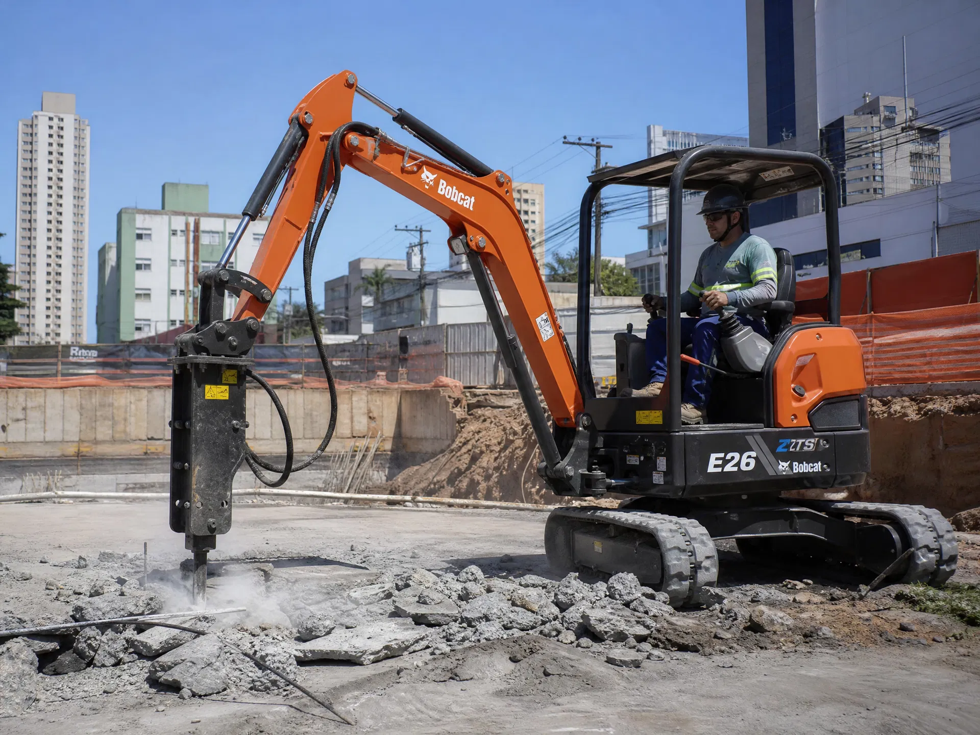 Mini escavadeira Bobcat E26/E27z com rompedor para demolição de maior porte
