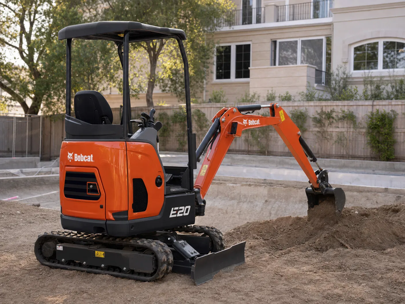 Escavação de piscina residencial com mini escavadeira Bobcat