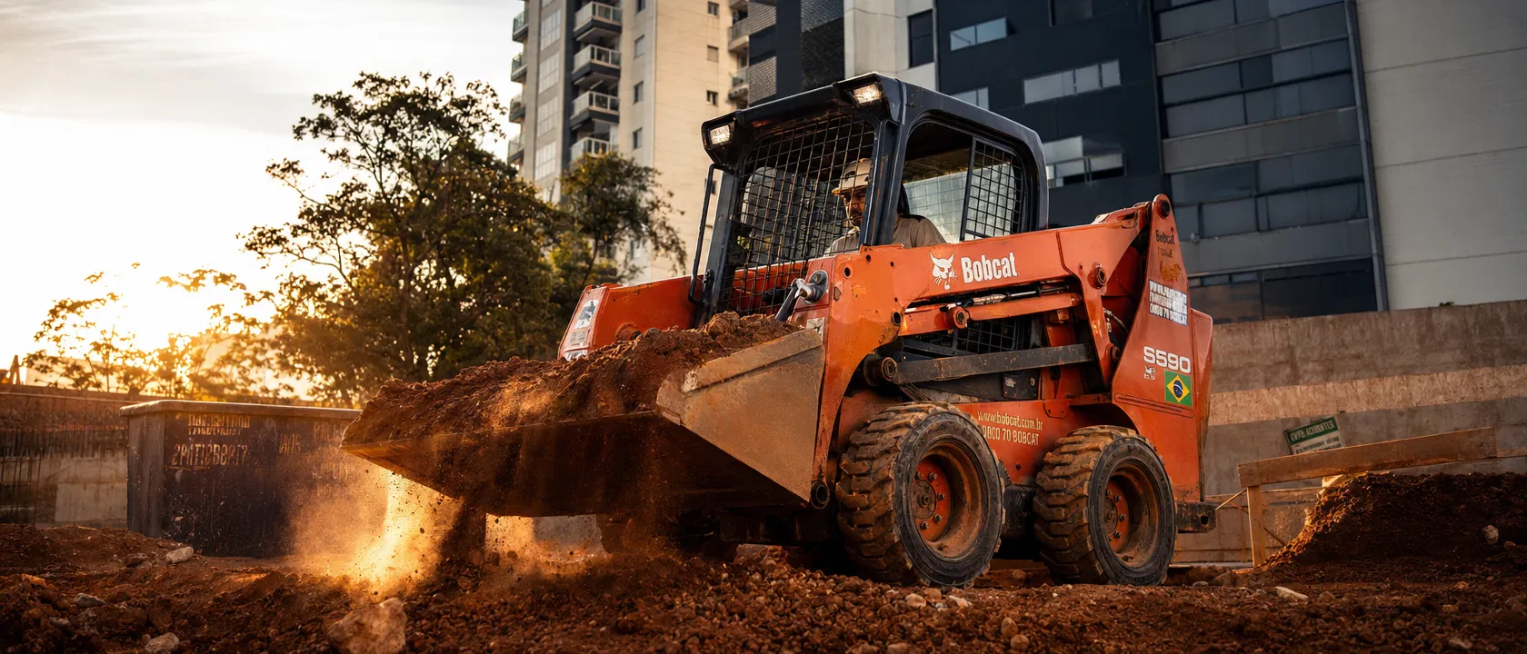 Mini escavadeira e mini carregadeira Bobcat em operação em obra residencial